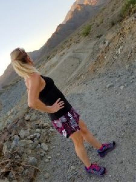Do you run on the trails? Whether you run for the beauty or the challenge, trail running is amazing. Learn more trail running benefits that will make you want to head to the dirt right now! #trailrunning #running #runningtips #ad